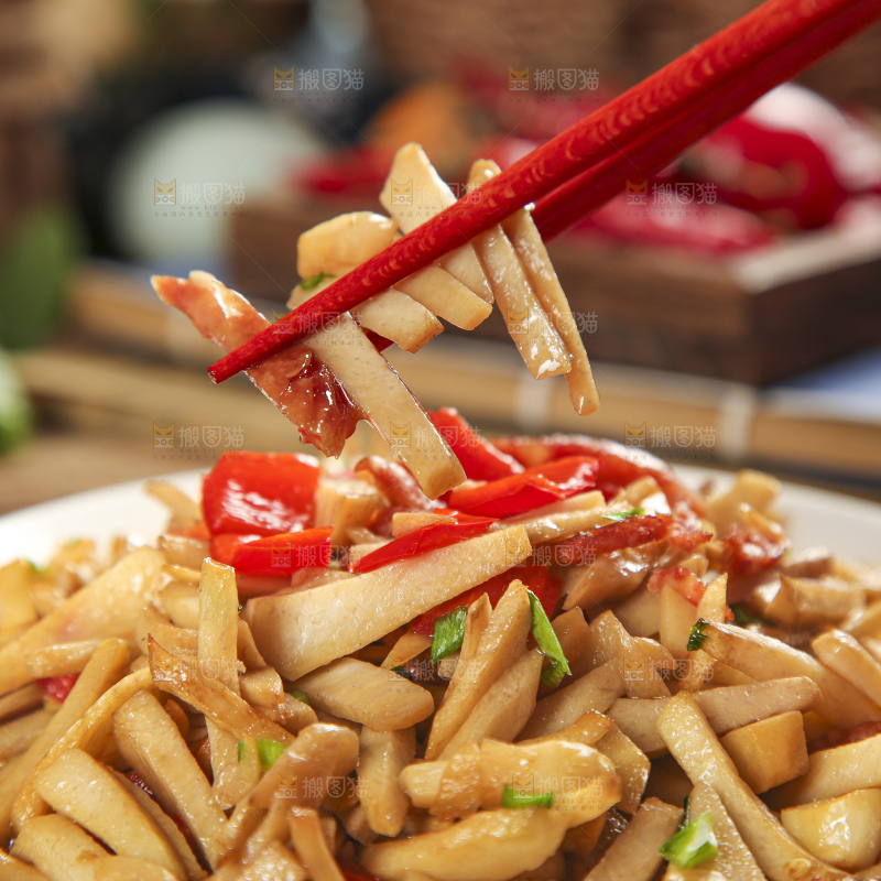 盘子里装着炒土豆条