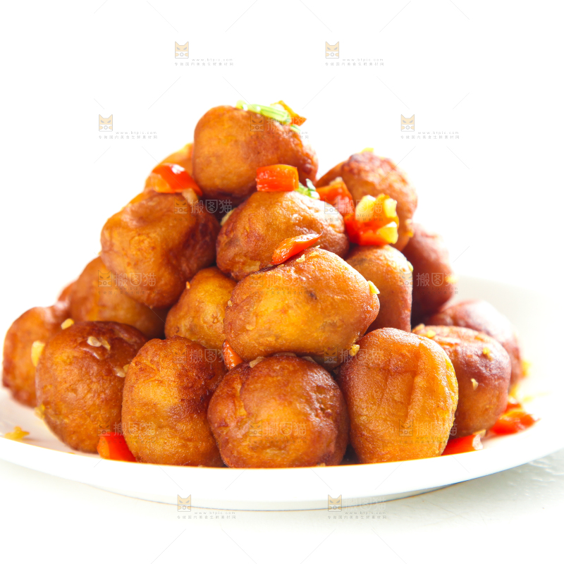 盘子里装着土豆圆子