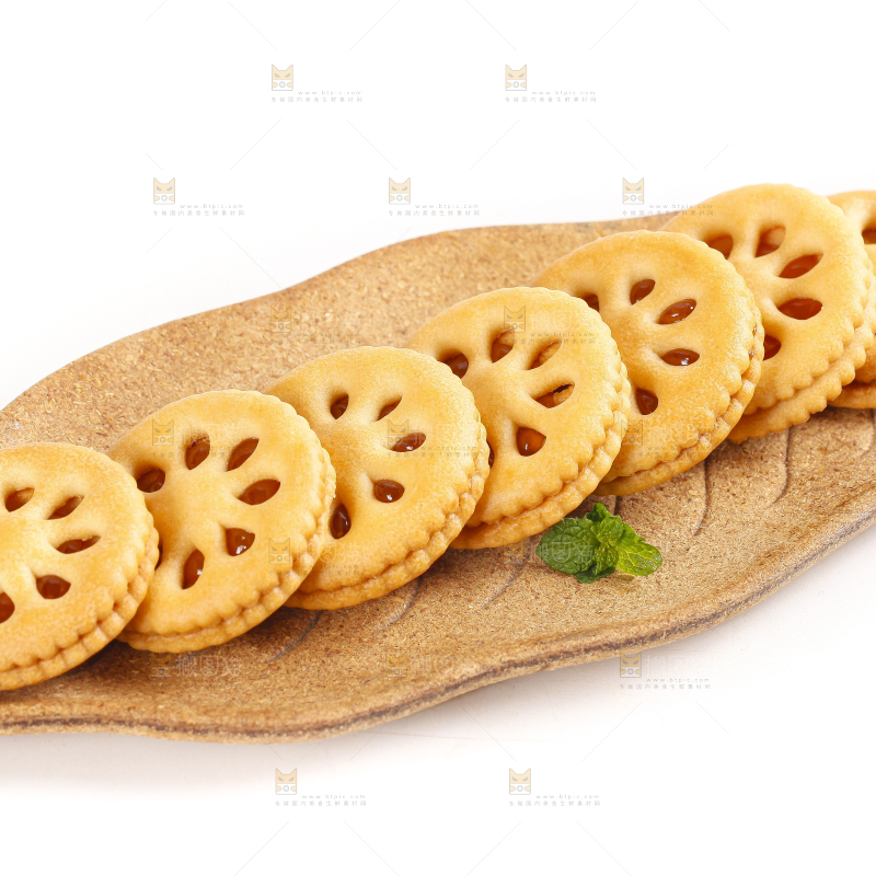 碟子里装着夹心饼干