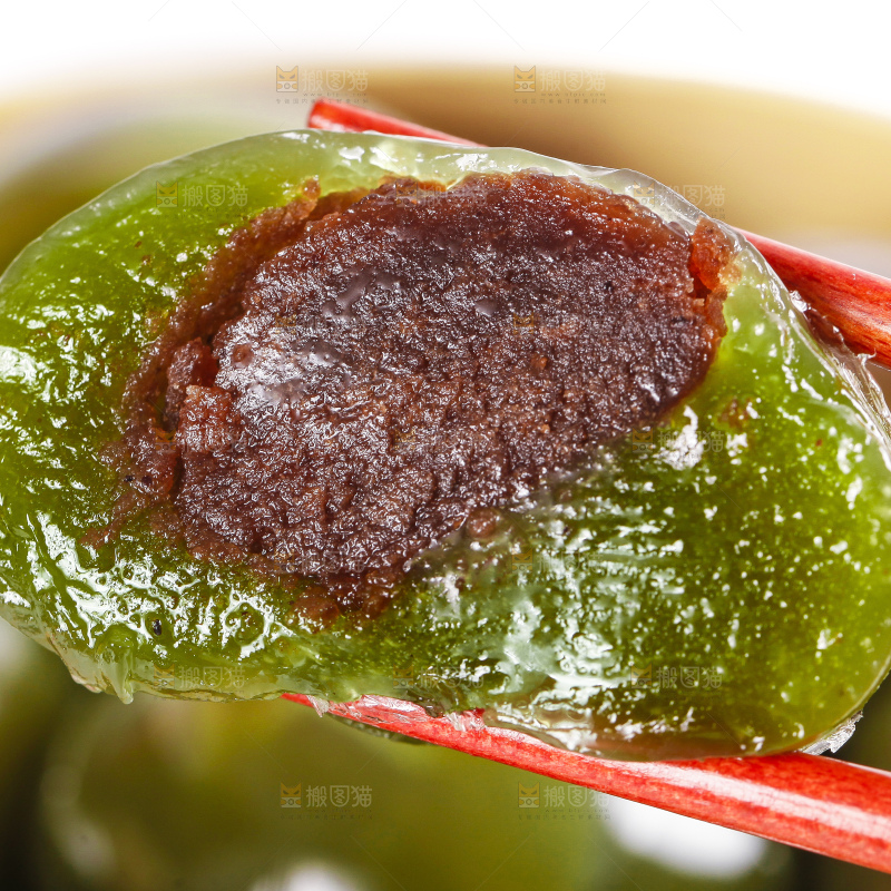蒸笼里放着艾草青团