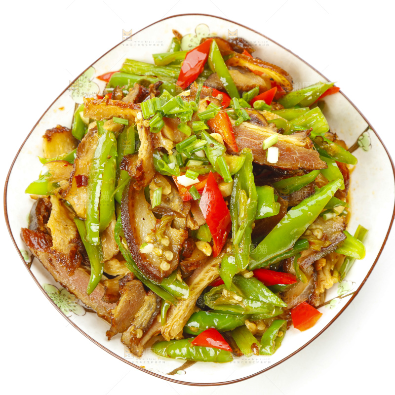 盘子里装着青椒炒肉