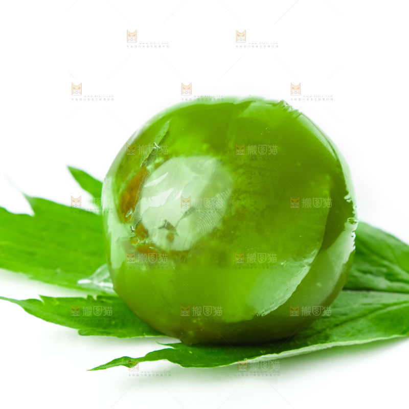 绿叶上放着艾草青团
