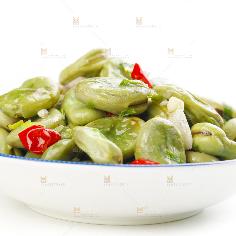 盘子里装着葱油蚕豆