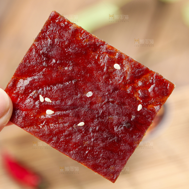 手里拿着肉脯