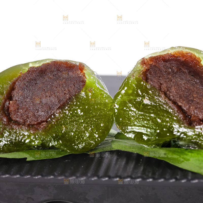盘子里装着青团