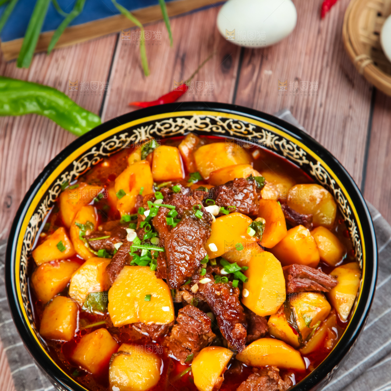 盘子里装着土豆烧牛肉