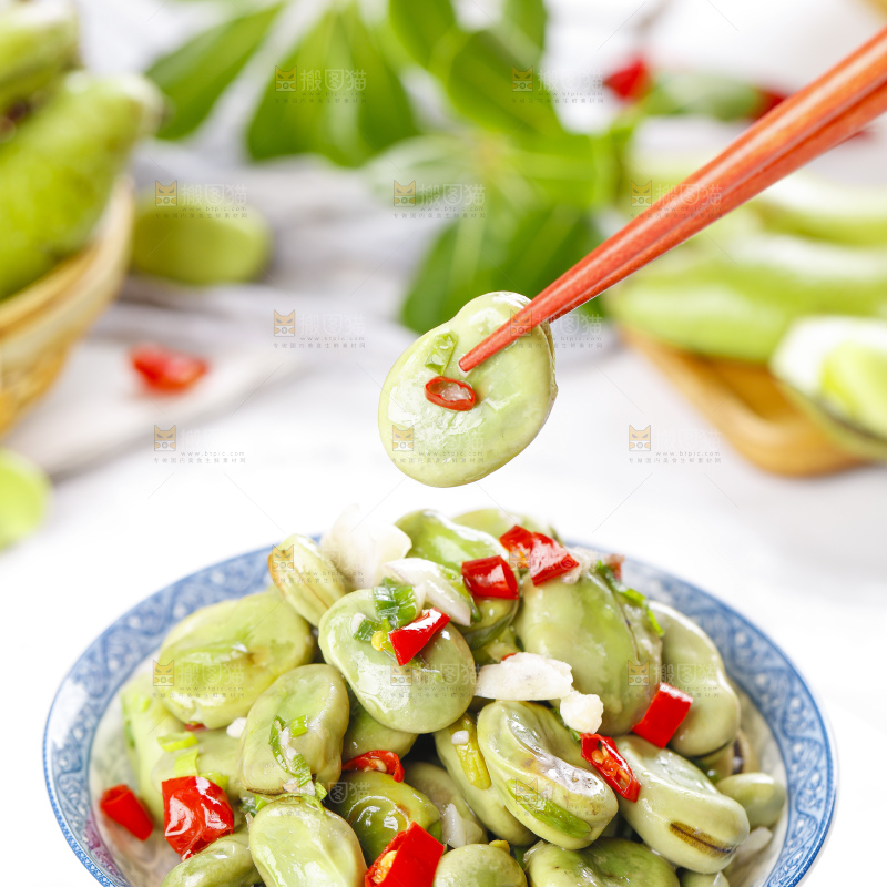 盘子里装着炒蚕豆