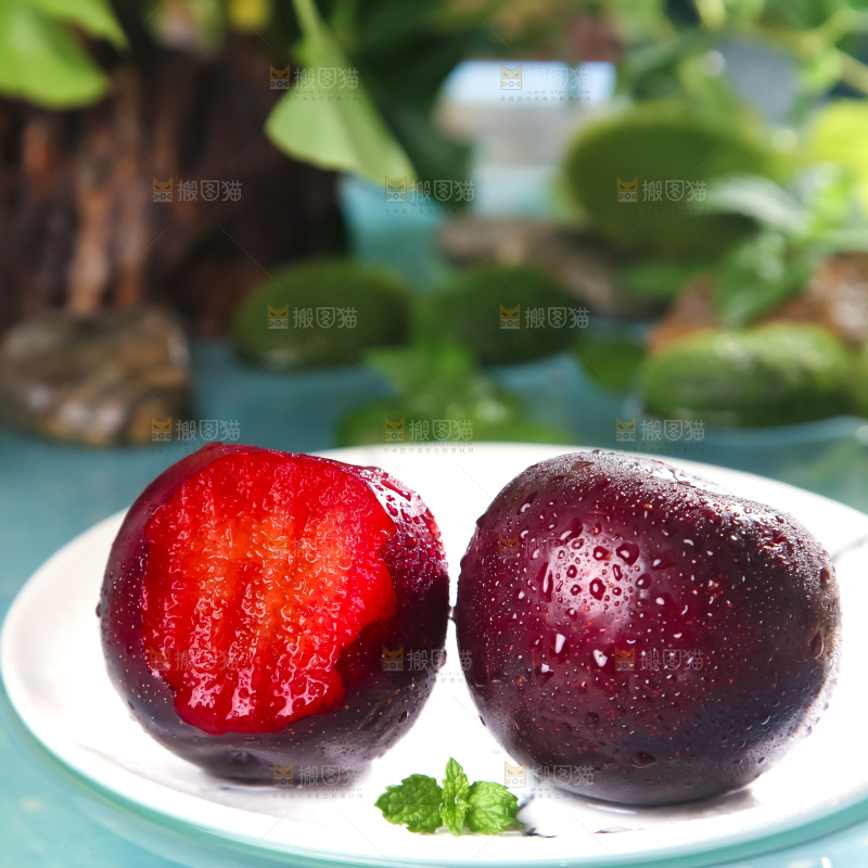 盘子里放着澳洲进口血丝李 