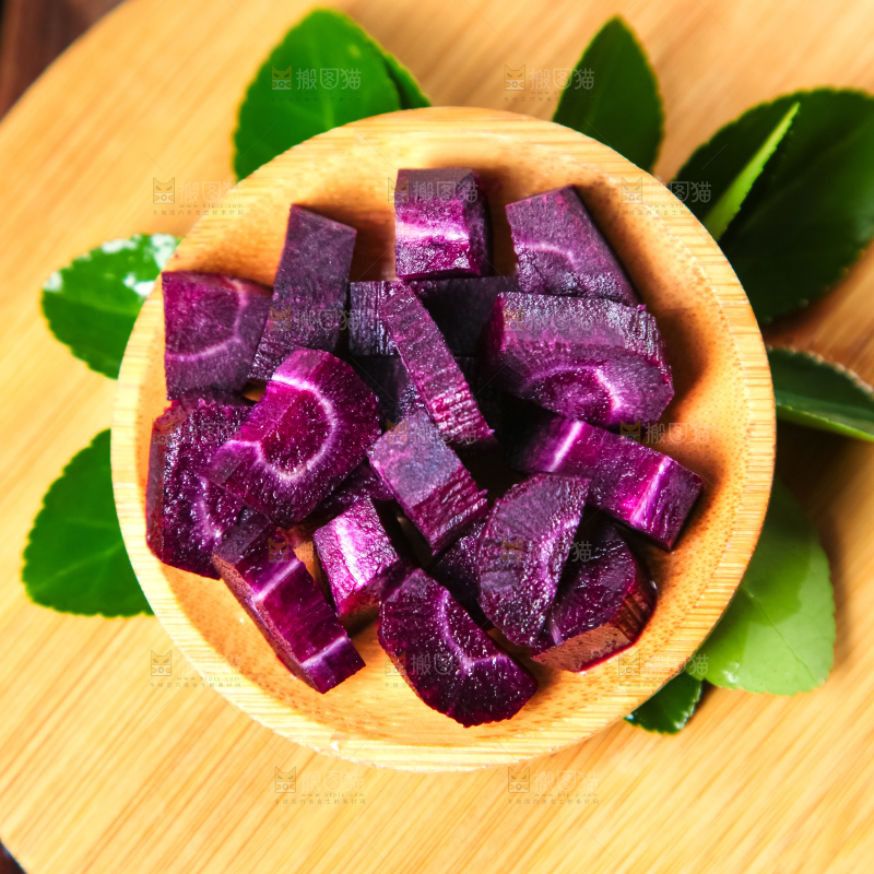 碟子里装着紫胡萝卜
