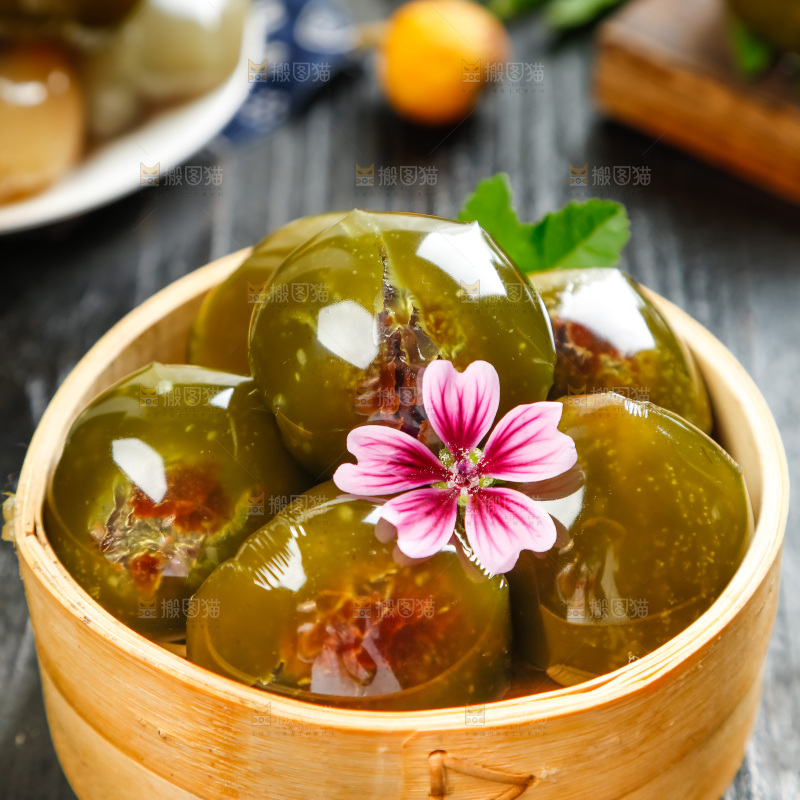 蒸笼里装着艾草青团