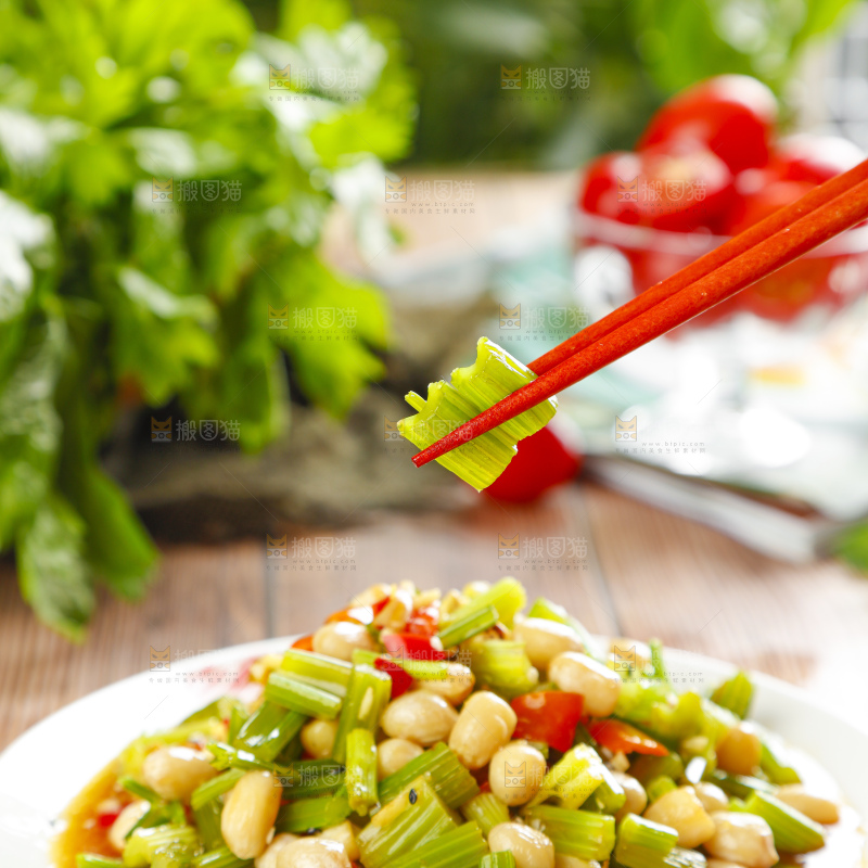 盘子里装着芹菜炒花生米