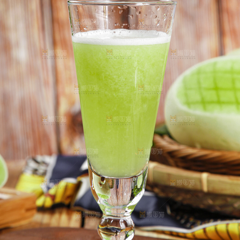 杯子里装着玉菇甜瓜榨的果汁