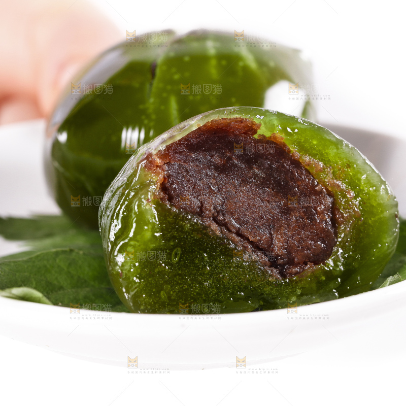 碟子里装着艾草青团