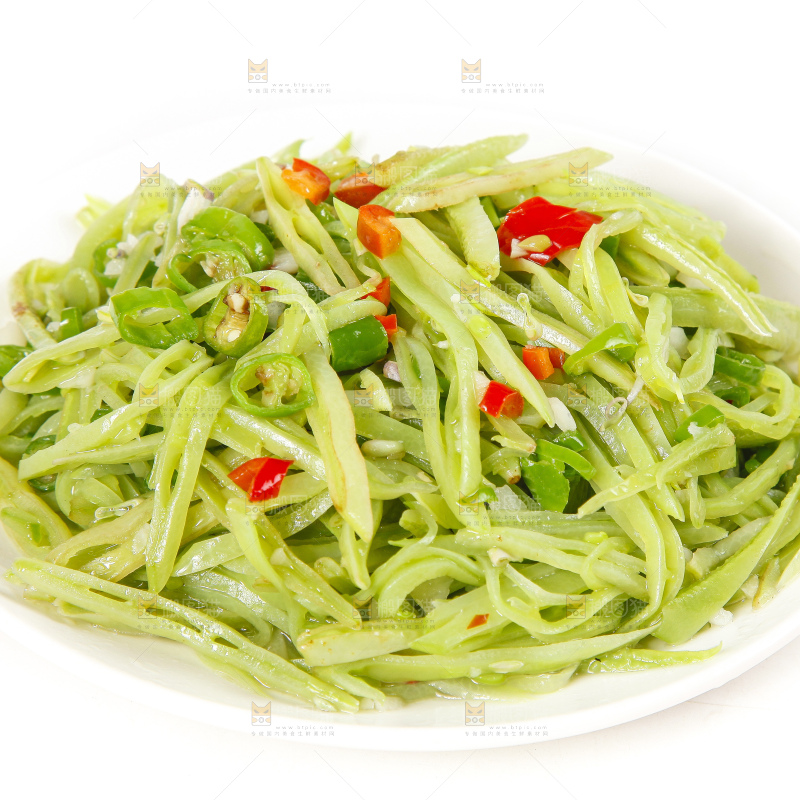 盘子里装着炒扁豆丝