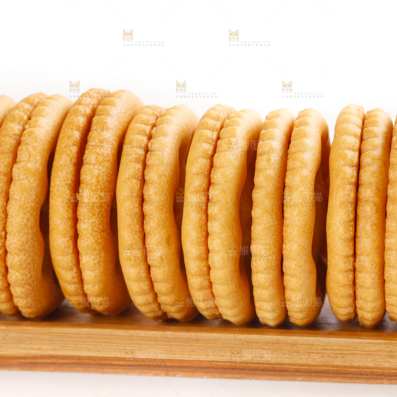 白底上放着夹心饼干