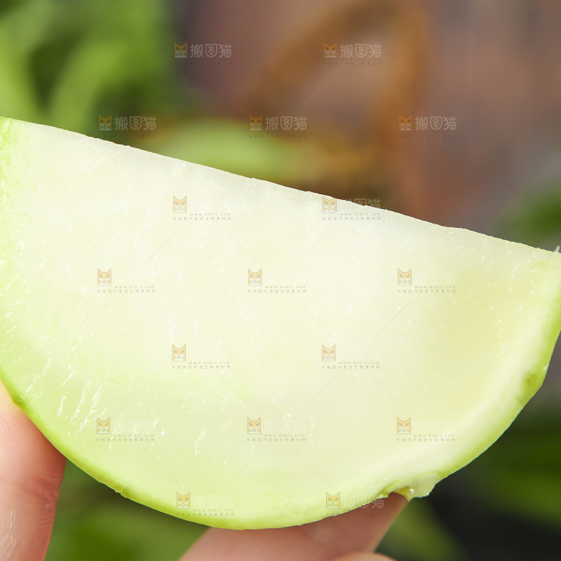 手里拿着苤蓝