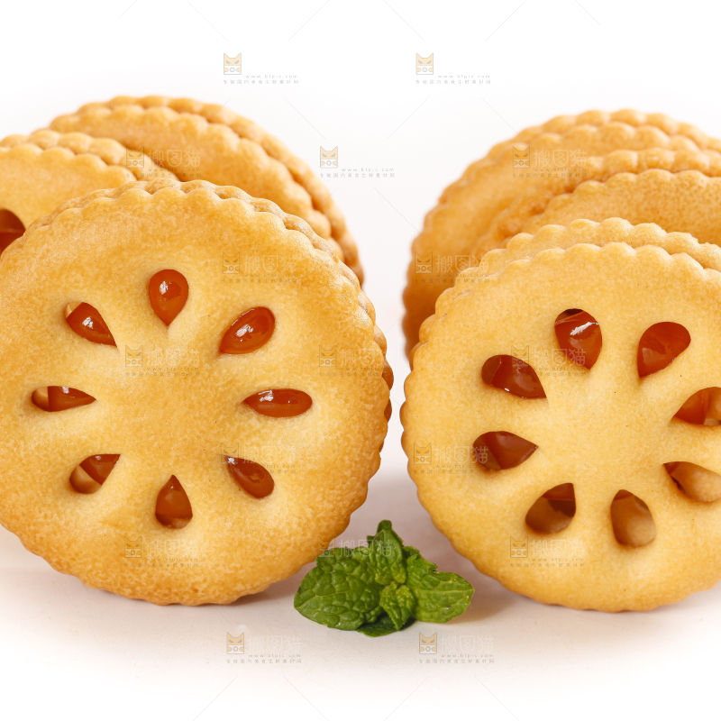 白底上放着夹心饼干