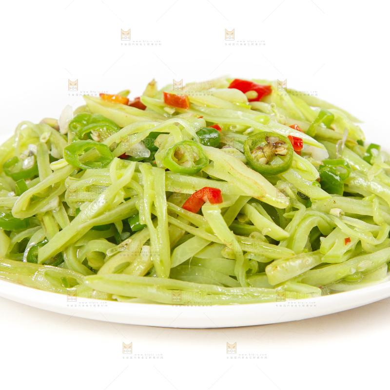 盘子里装着炒扁豆丝
