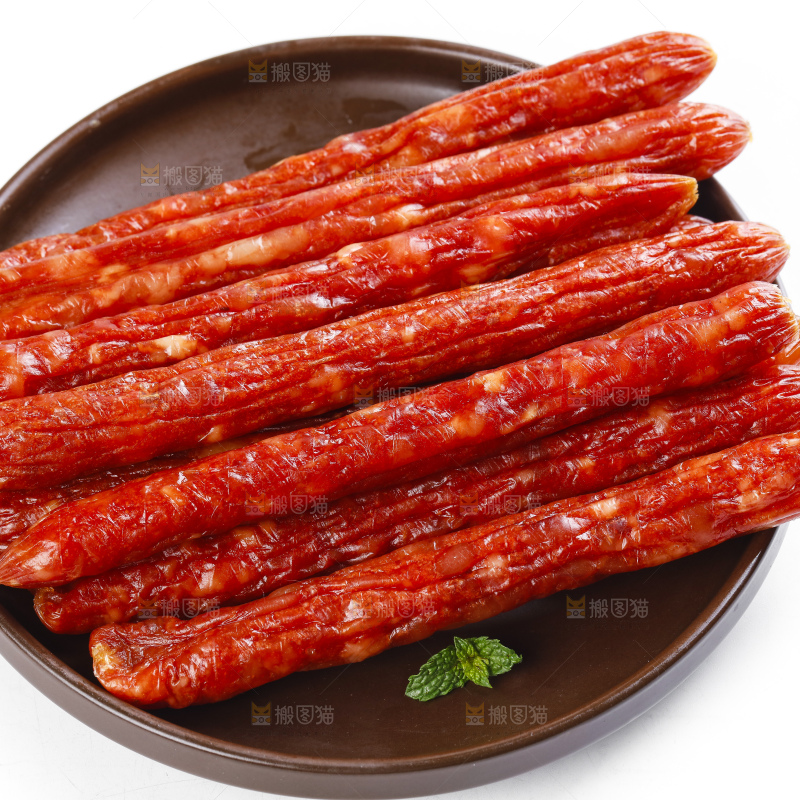 盘子里放着小香肠
