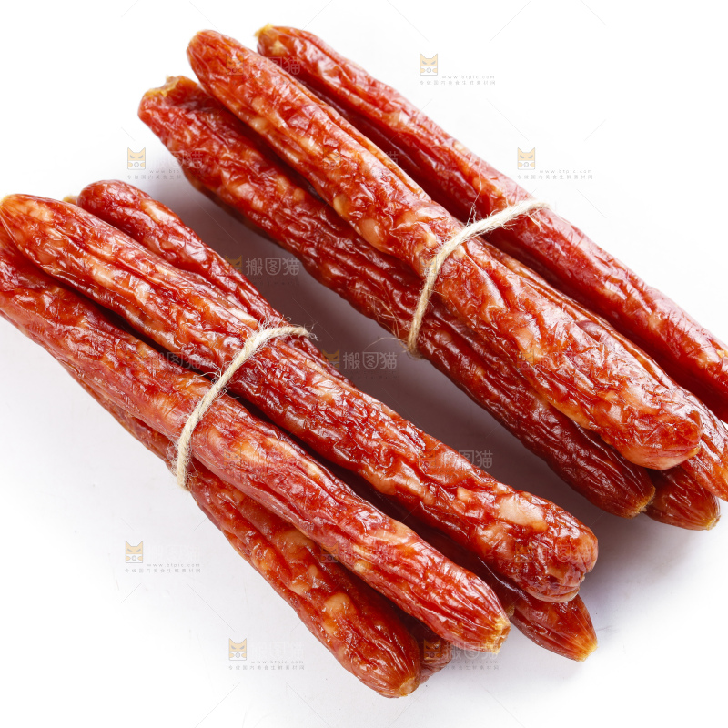 白底上摆放着腊肠