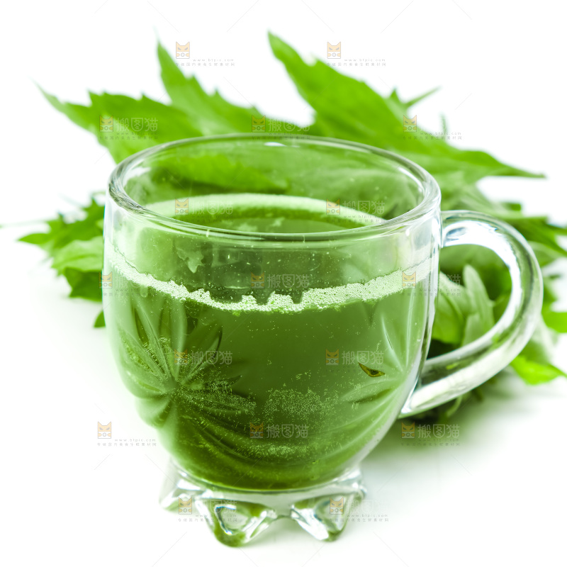 杯子里装着艾草榨的汁