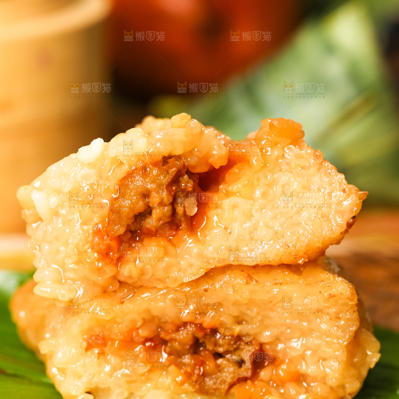 木底上放着肉粽