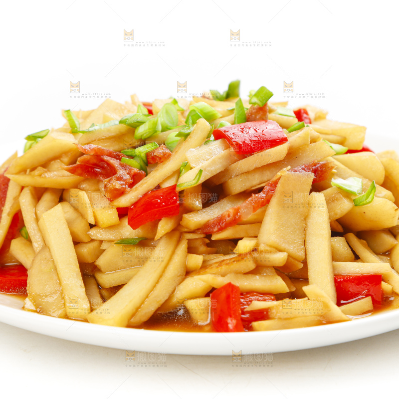 盘子里装着辣炒土豆条