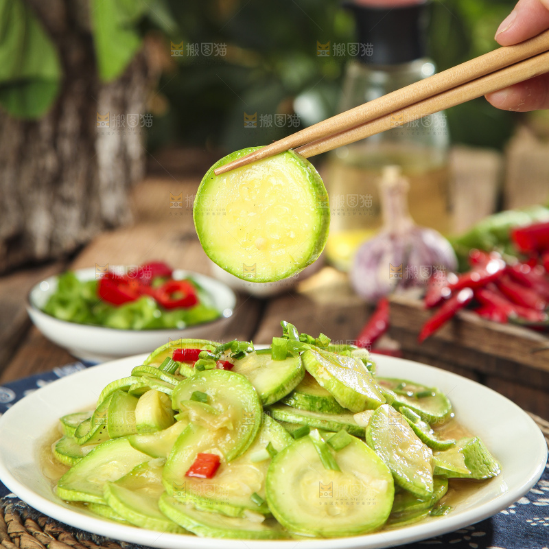 盘子里装着炒西葫芦