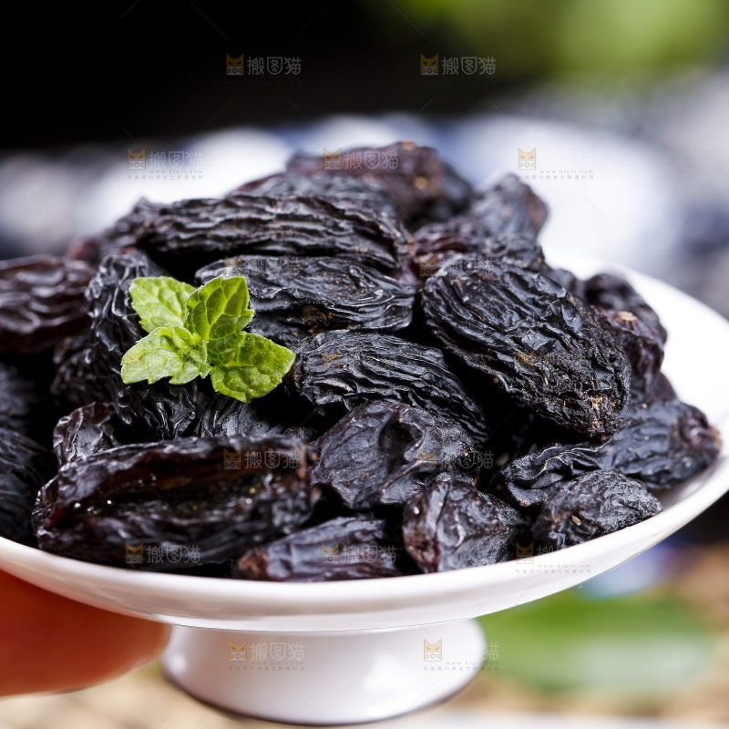 碟子里装着黑加仑葡萄干