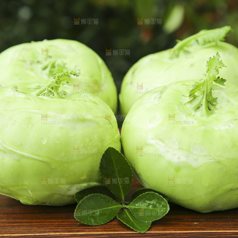木板上放着青天津青苤蓝