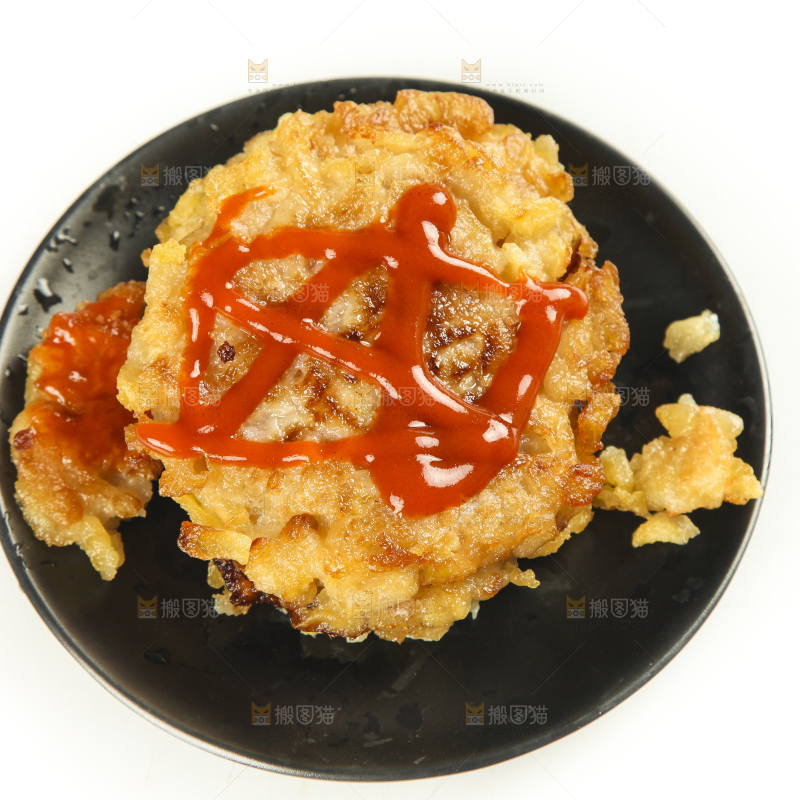 碟子里装着煎土豆饼