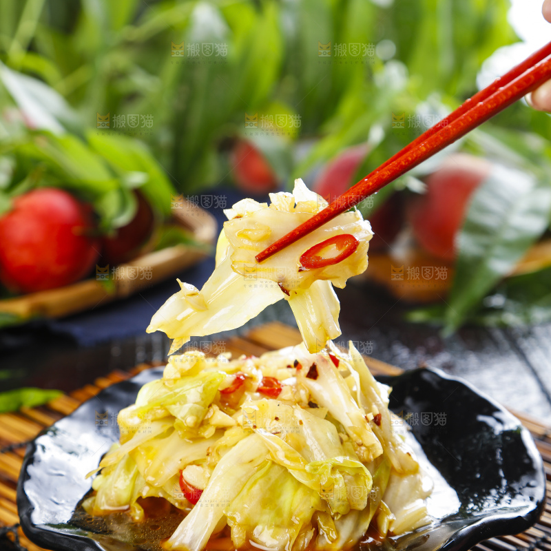 盘子里装着炒包心菜