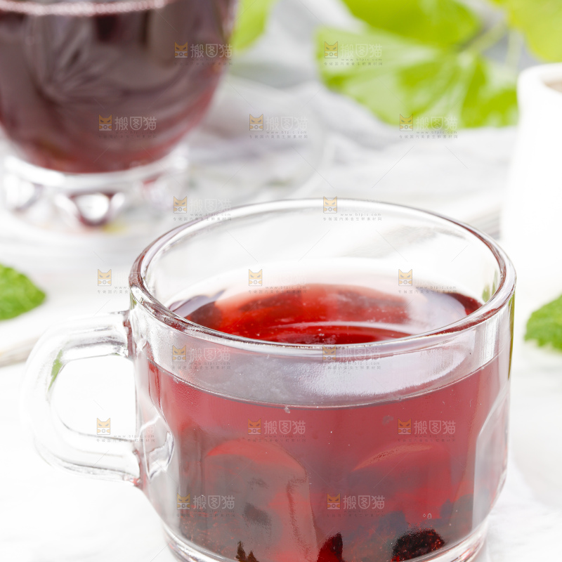 杯子里装着蓝莓果汁