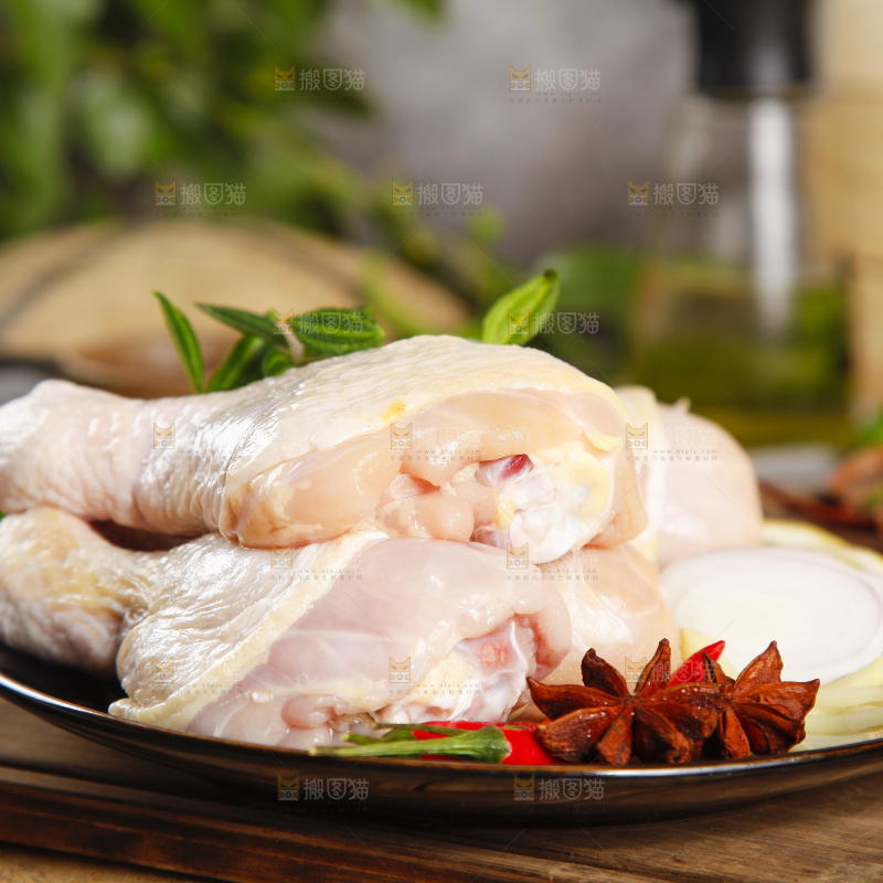 板子上放腌鸡腿