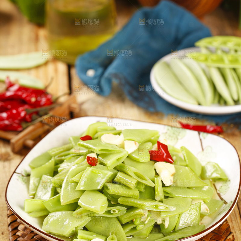 盘子里装着炒扁豆