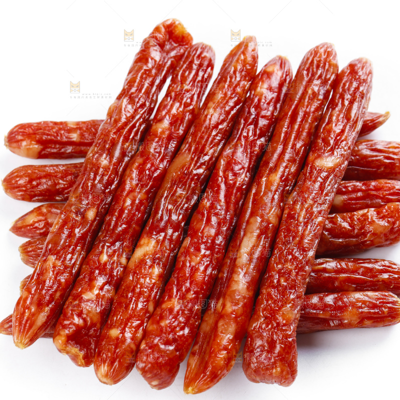 白底上摆放着广式腊肠
