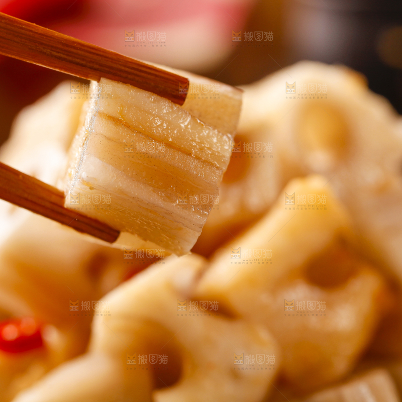 筷子夹着一块香辣藕丁