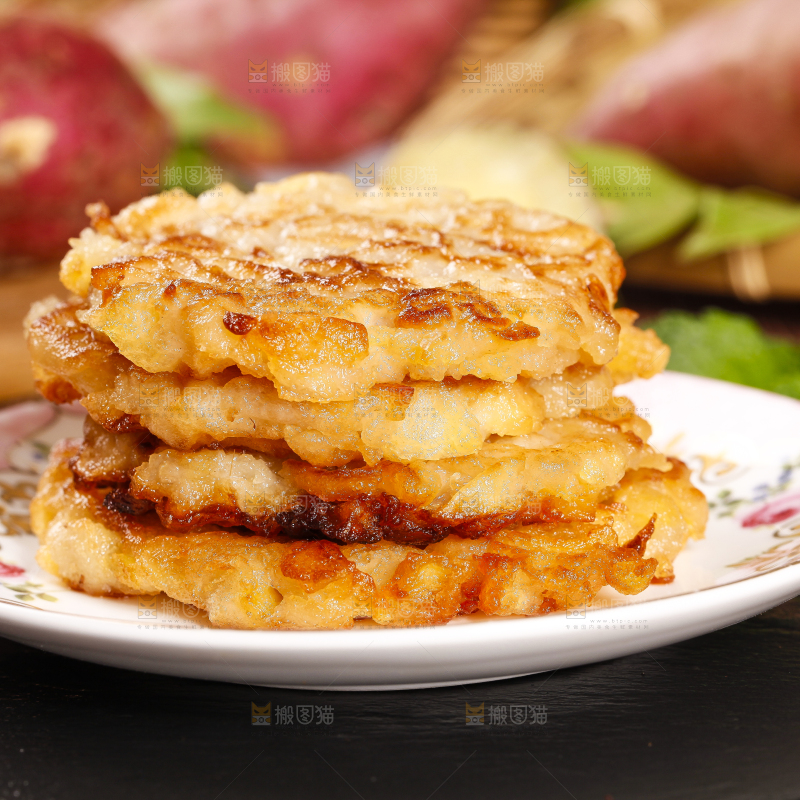碟子里装着土豆饼