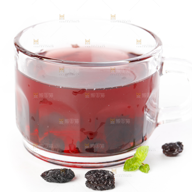 杯子里装着蓝莓果汁