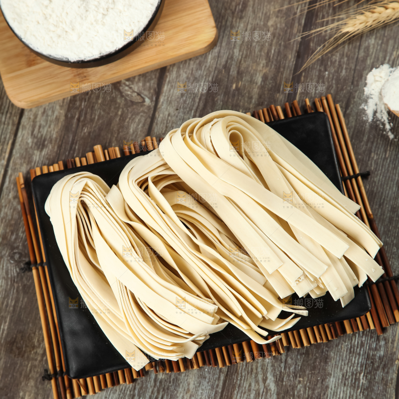 盘子里装着宽面条