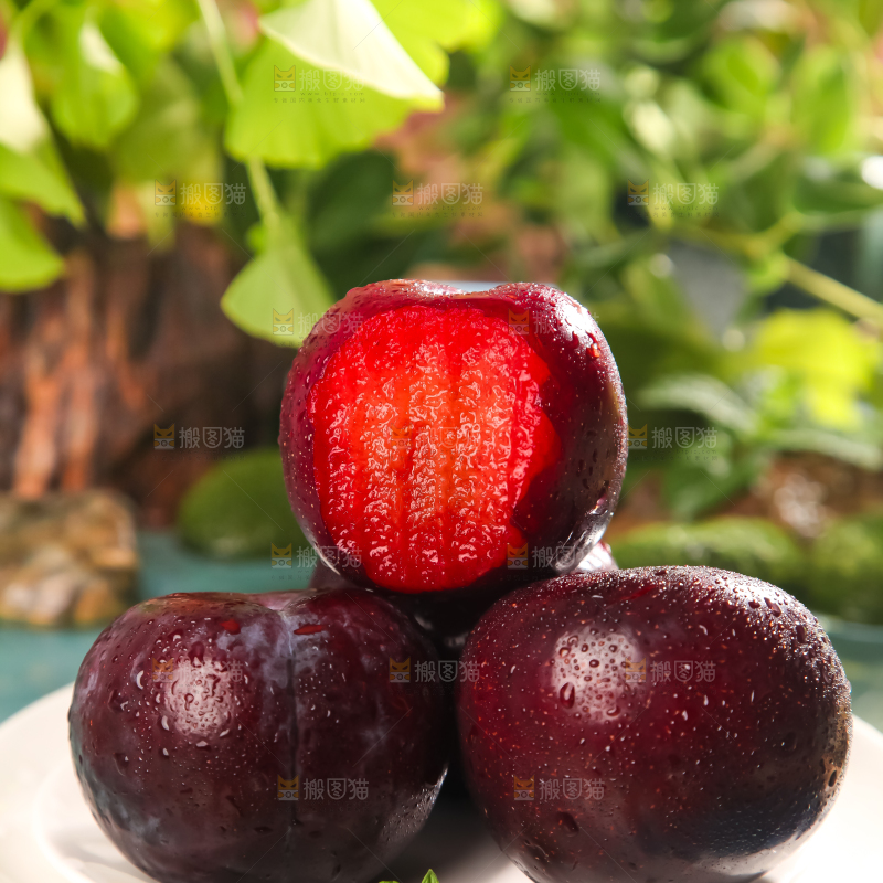 盘子里放着红布林