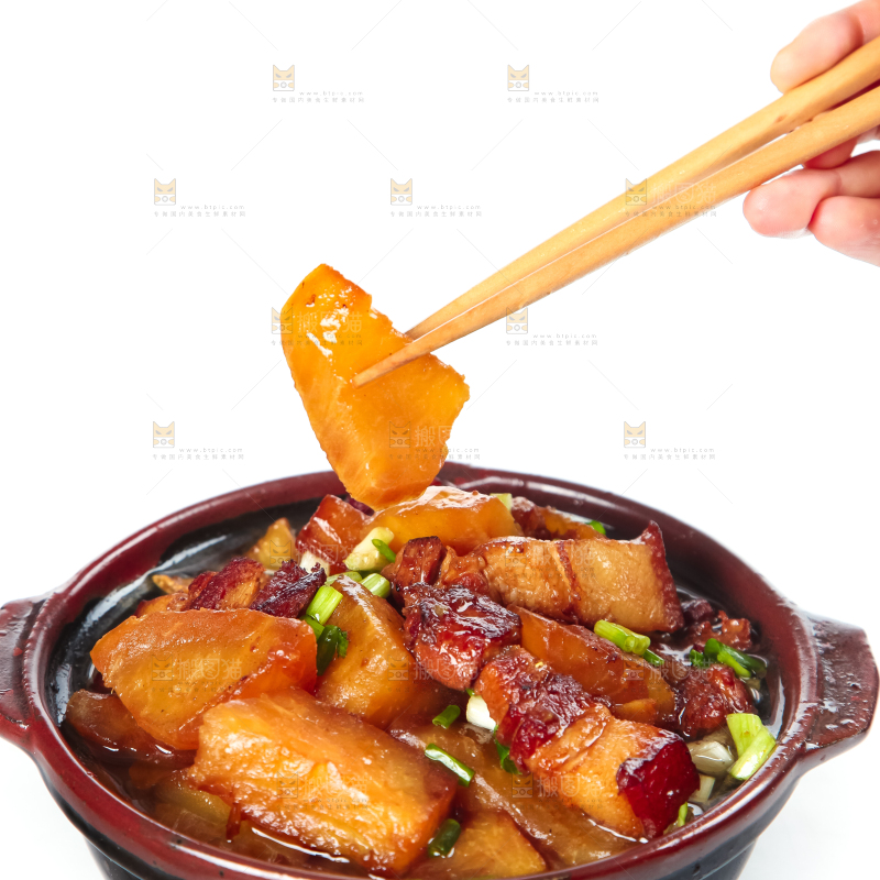 碟子里装着萝卜烧肉