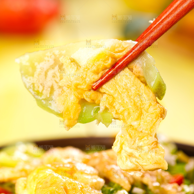 亮底上摆着一盘丝瓜炒鸡蛋