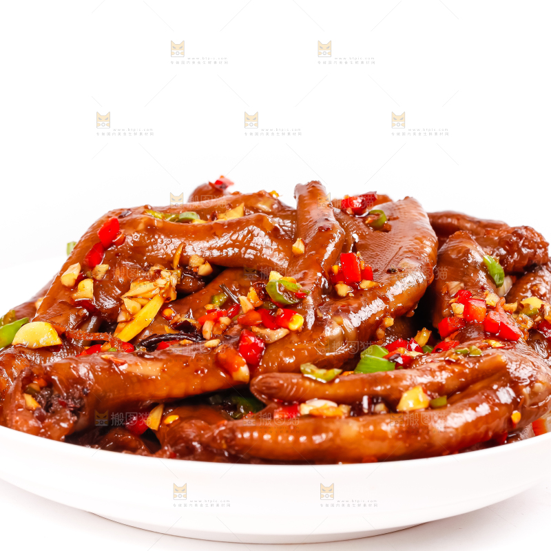 白底上放着一盘红烧鸭掌