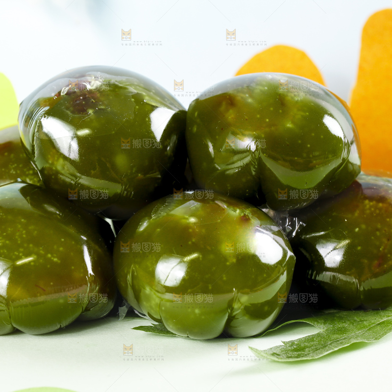 白底上摆放着青团