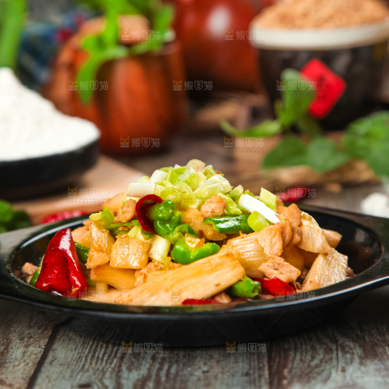 木板上放着一盘茭白炒肉