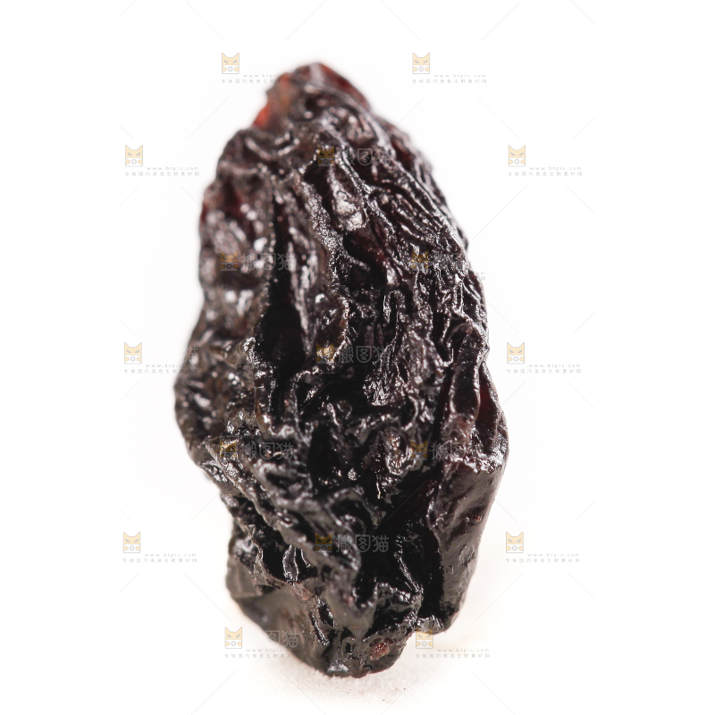 白底上放着黑加仑葡萄