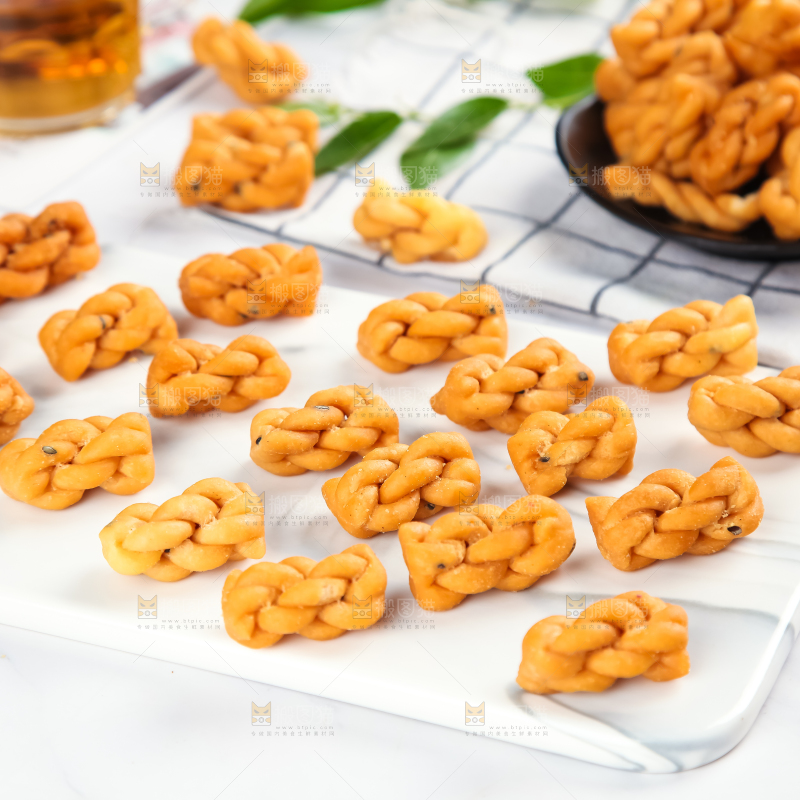 石板上摆放着香酥小麻花
