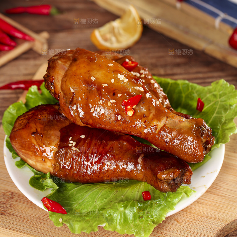 木板上放着一盘红烧鸡腿