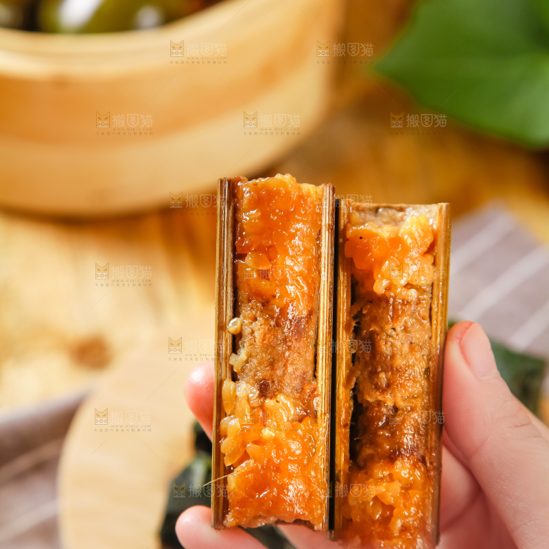 手里拿着竹筒肉粽